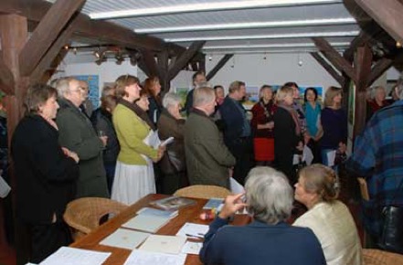 Besucher bei der Rede zur Ausstellungseroeffnung