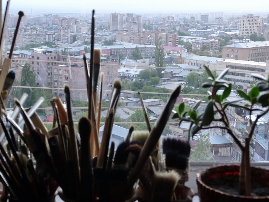 Blick aus dem Fenster auf die Stadt Eriwan, Armenien.